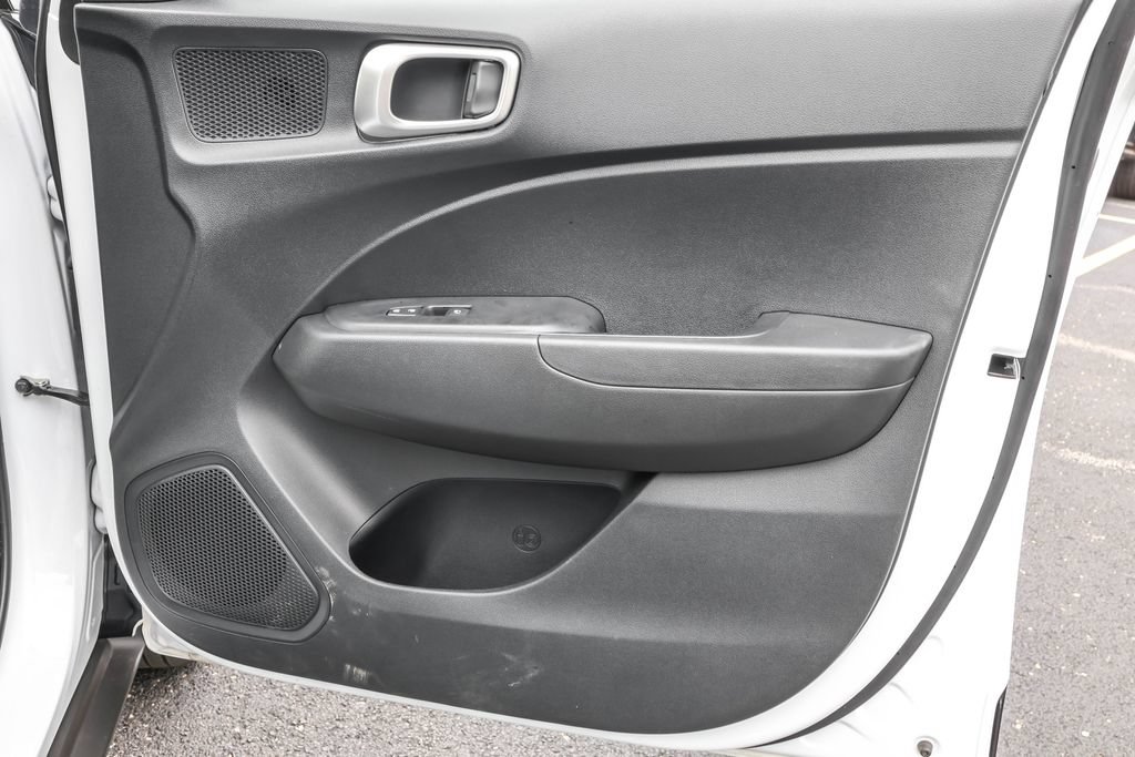 Used 2025 Hyundai Venue SE FWD image 38
