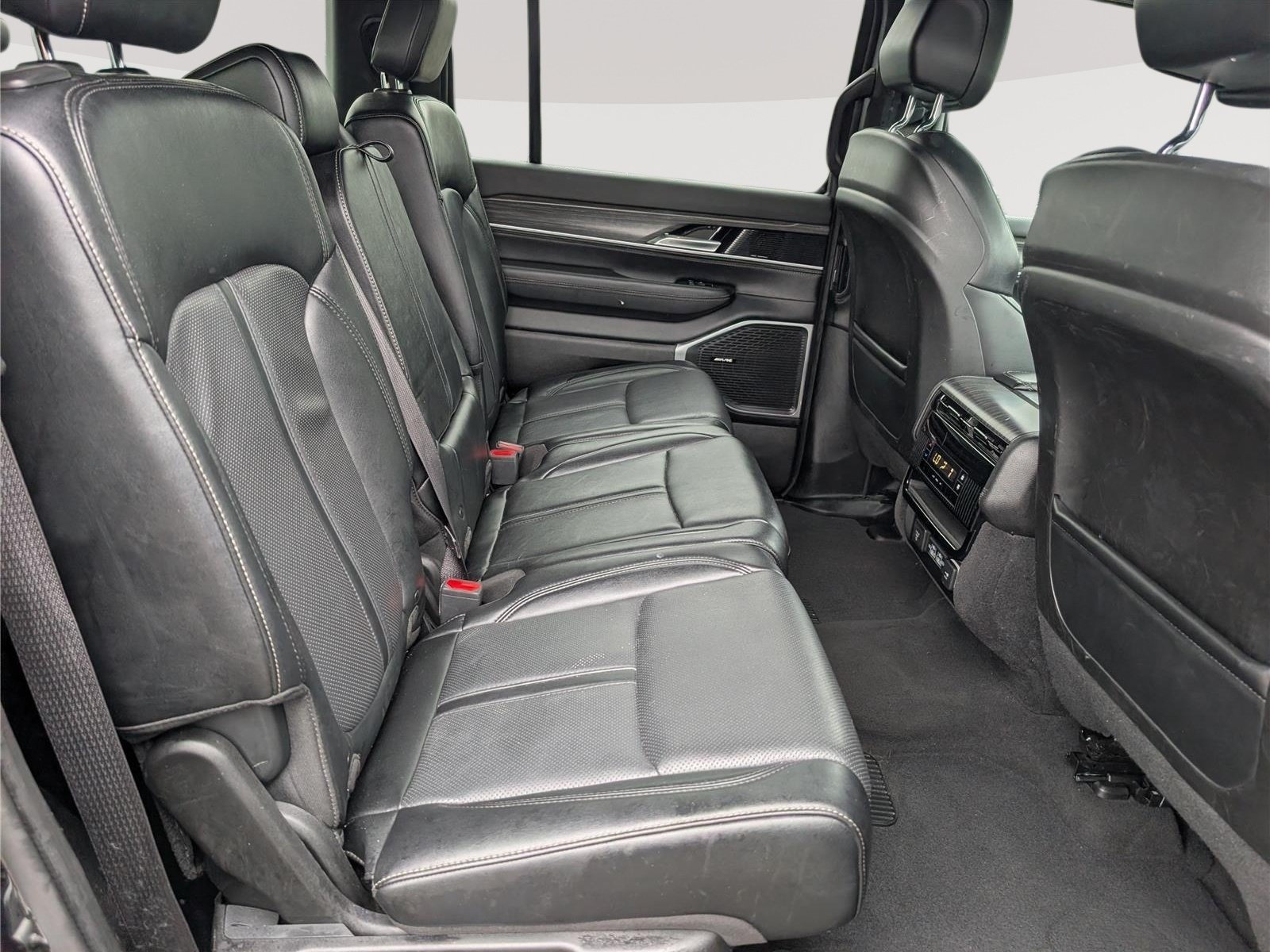 Used 2024 Jeep Wagoneer Series II w/ Flexible Seating Group AWD/4WD image 12