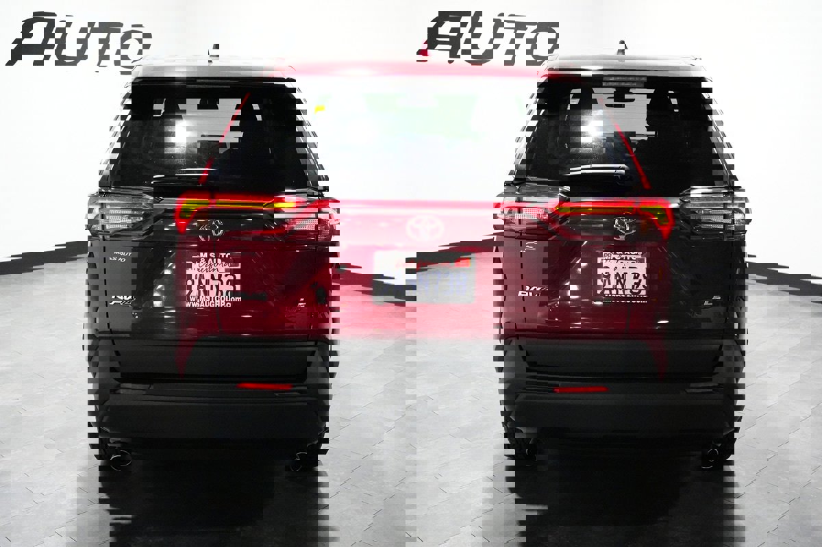 Used 2022 Toyota RAV4 LE image 10