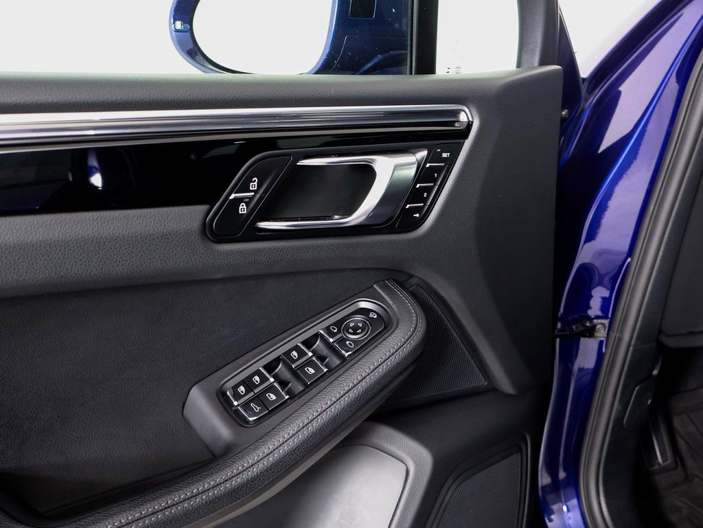 Used 2025 Porsche Macan image 19