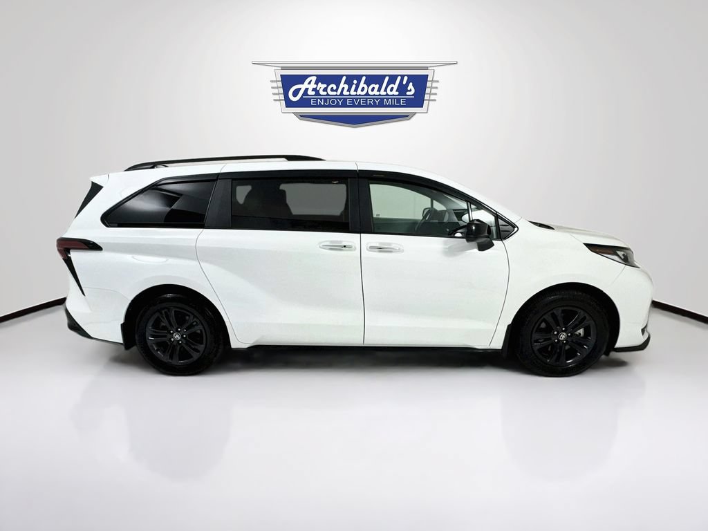 Used 2025 Toyota Sienna XSE AWD/4WD image 9
