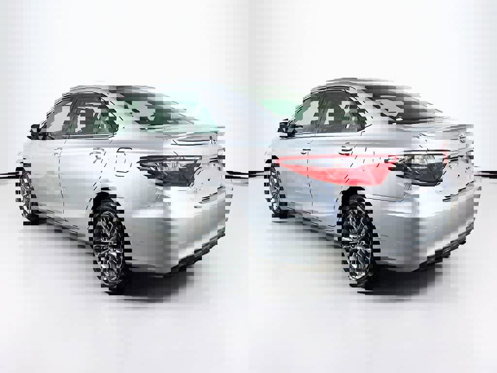 Used 2017 Toyota Camry SE image 4