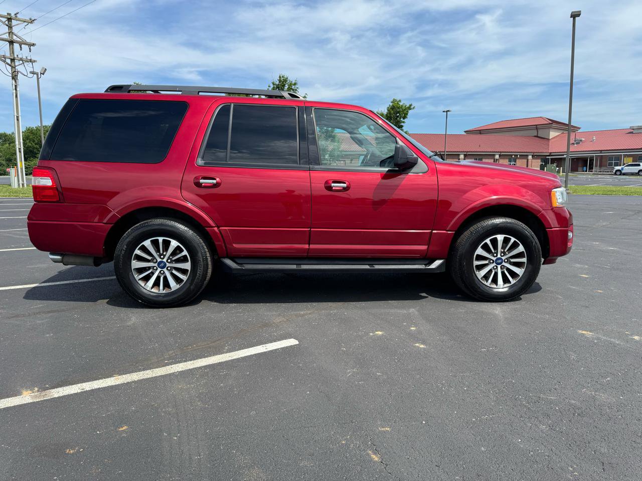 Used 2017 Ford Expedition XLT w/ Equipment Group 202A AWD/4WD image 6