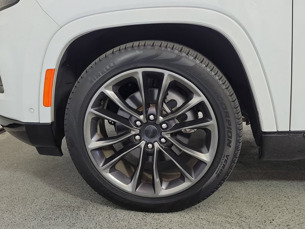 Used 2025 Jeep Grand Wagoneer L Series III w/ Rear Seat Video Group 1 AWD/4WD image 9