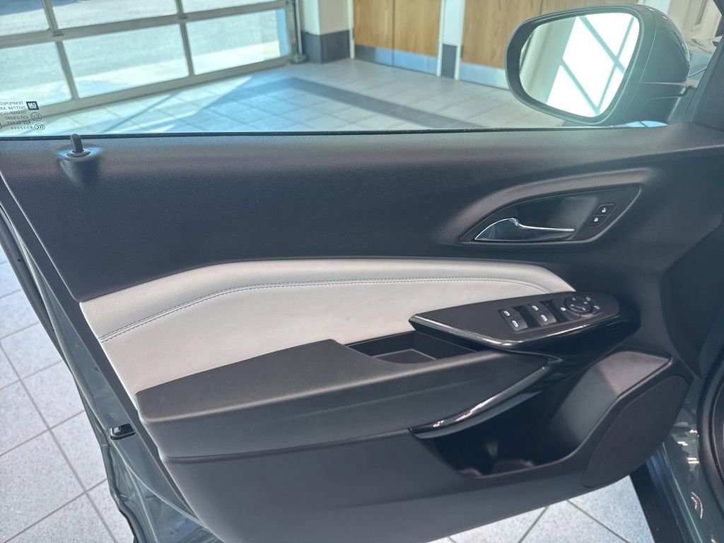 Used 2025 Chevrolet Trax LT w/ LT Convenience Package FWD image 11