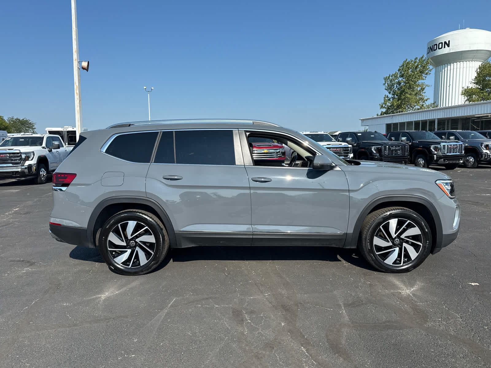 Used 2026 Volkswagen Atlas SEL AWD/4WD image 6