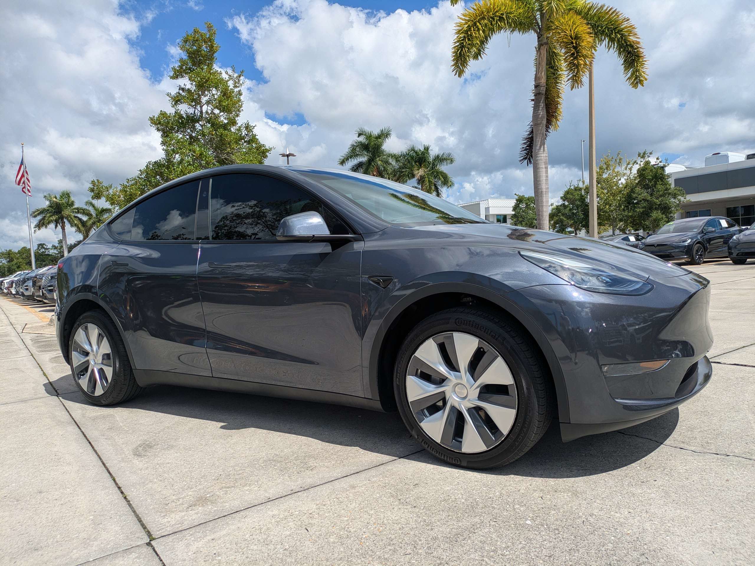 Used 2023 Tesla Model Y Long Range AWD/4WD image 2