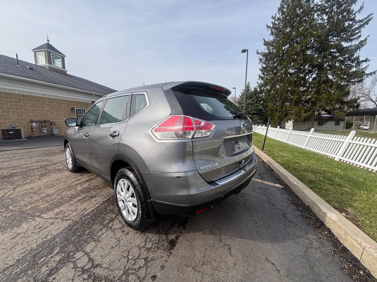 Used 2016 Nissan Rogue S AWD/4WD image 3