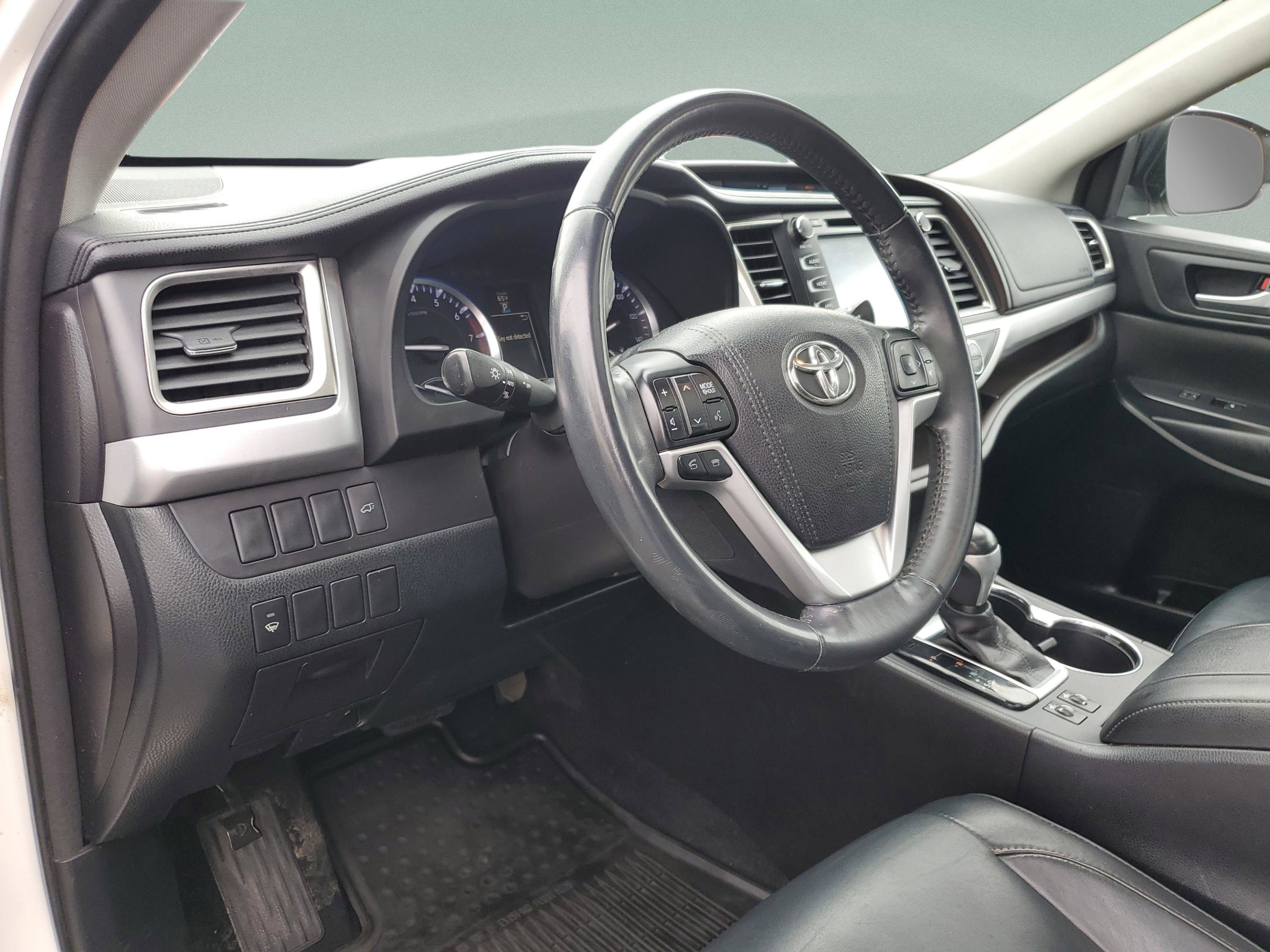 Used 2016 Toyota Highlander XLE AWD/4WD image 18