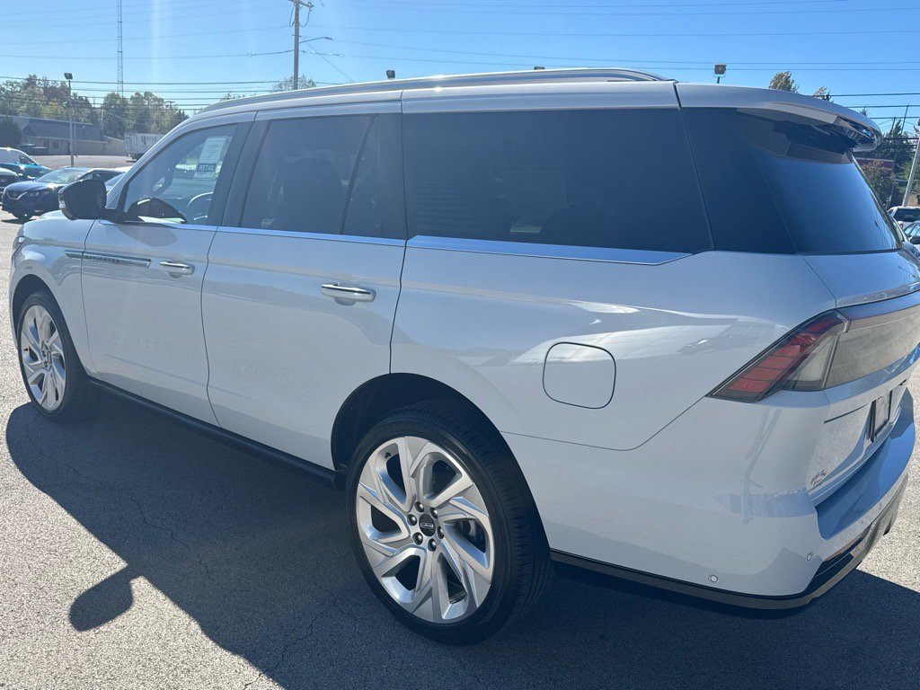 New 2025 Lincoln Navigator Reserve image 11