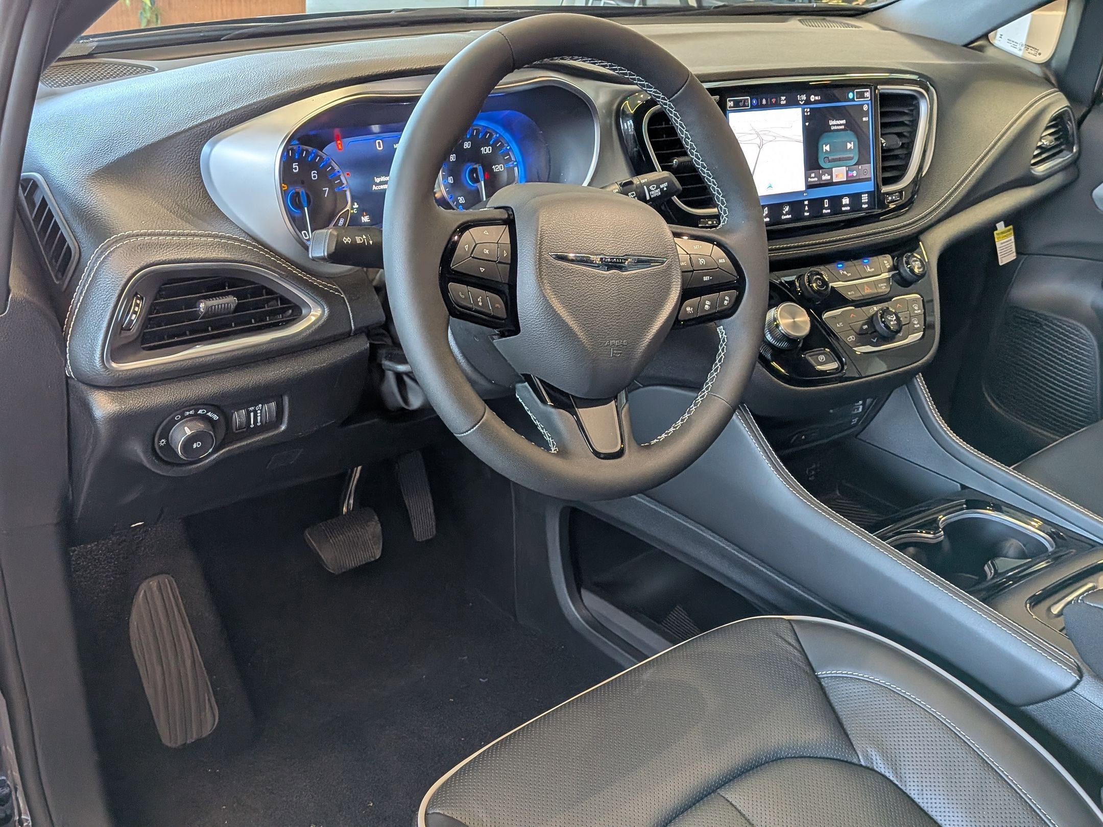 New 2026 Chrysler Pacifica Limited w/ Uconnect Theater Family Group image 9