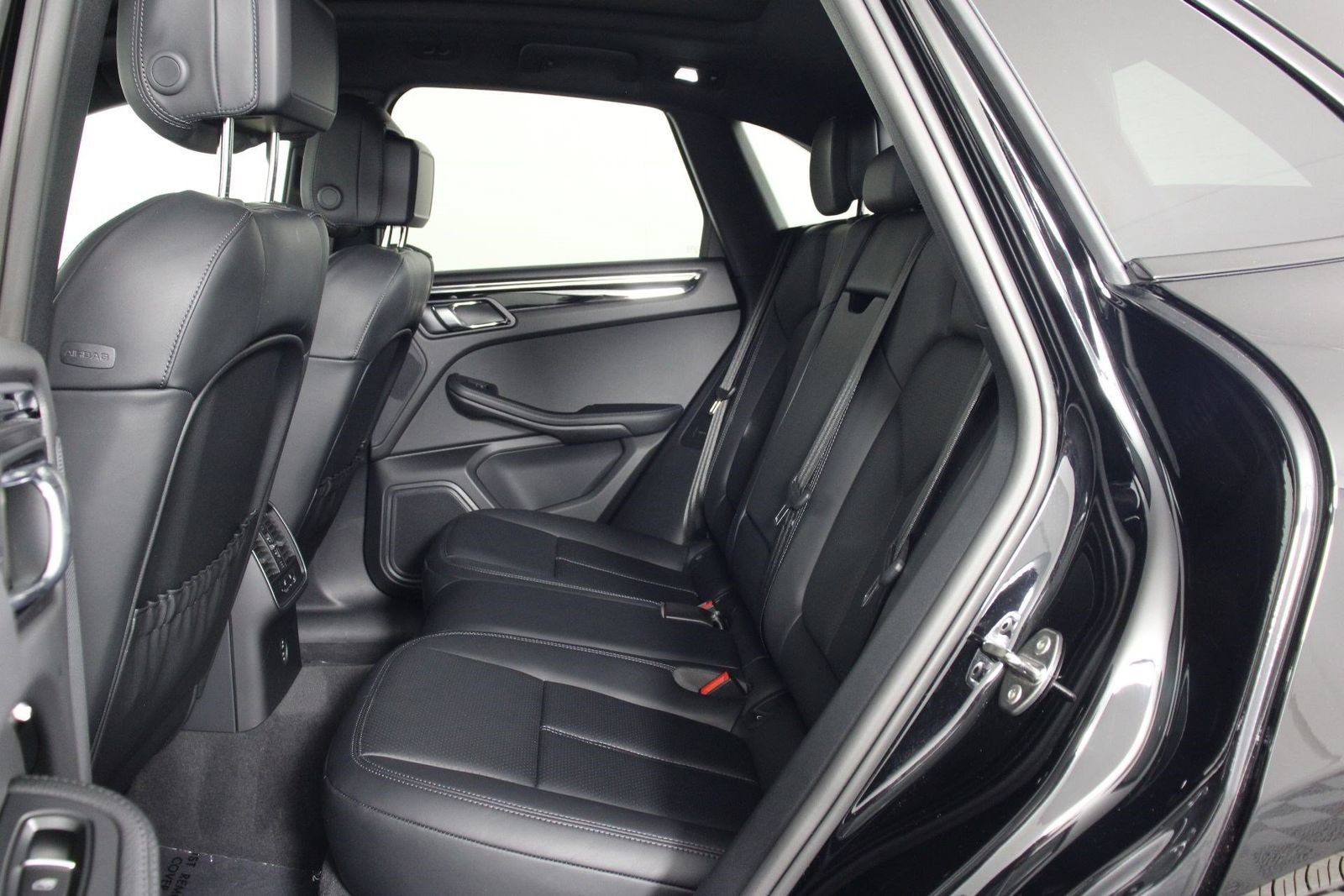 Certified 2026 Porsche Macan AWD/4WD image 33
