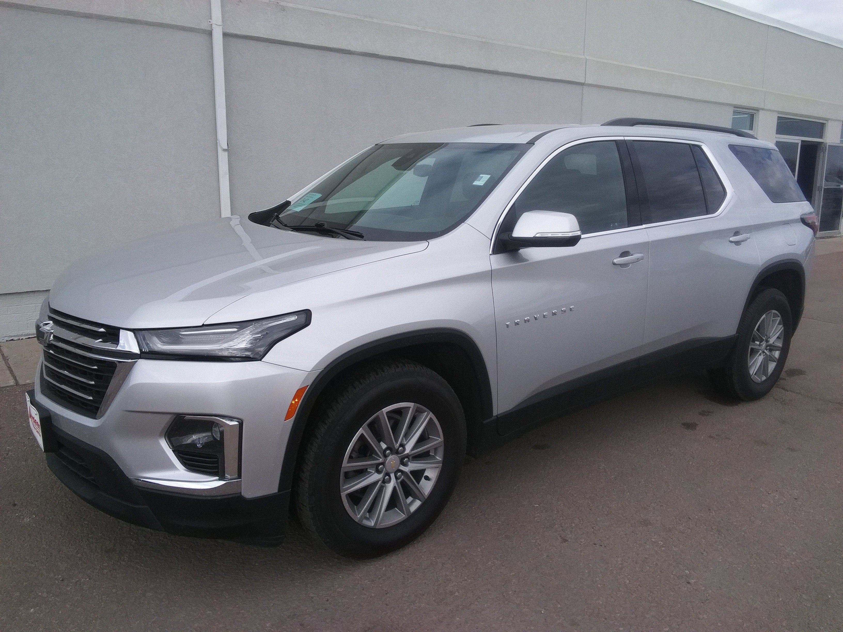 Used 2022 Chevrolet Traverse LT image 2