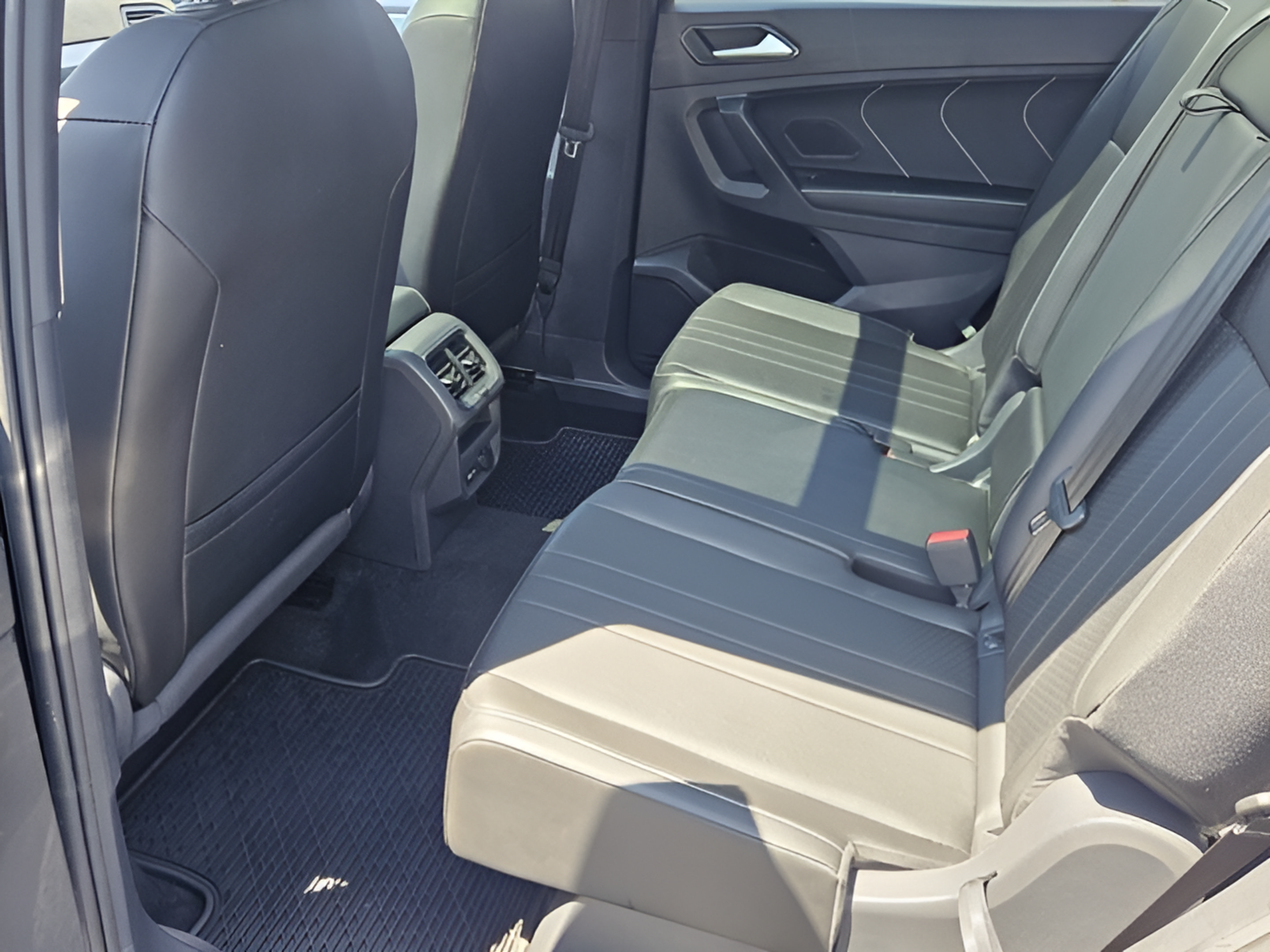 Certified 2023 Volkswagen Tiguan SE R-Line FWD image 9