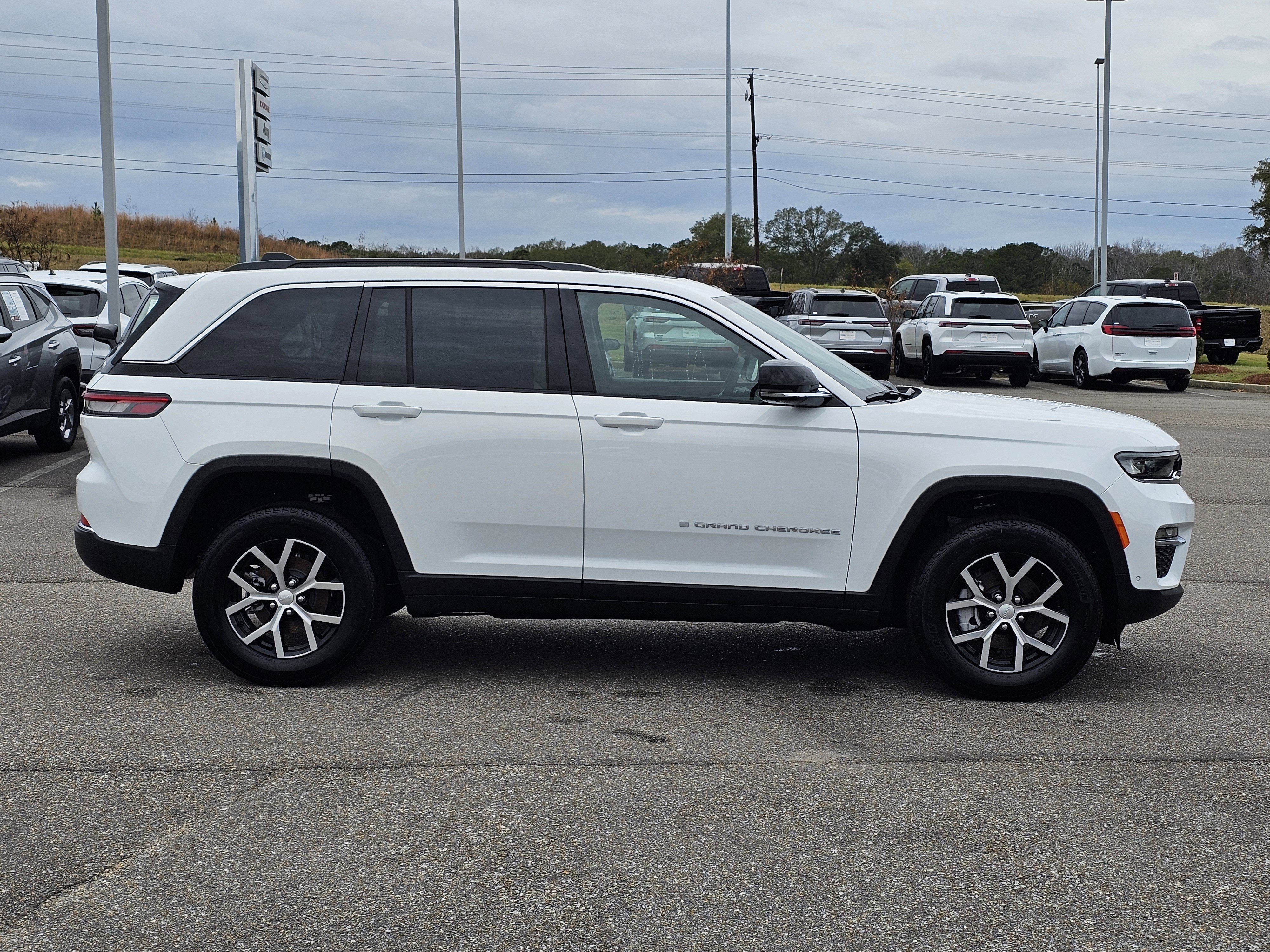 New 2025 Jeep Grand Cherokee Limited w/ Luxury Tech Group II image 6