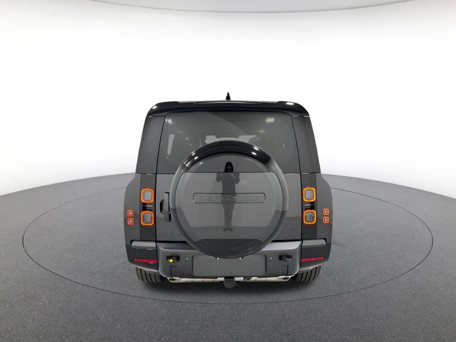 New 2026 Land Rover Defender 130 X-Dynamic SE image 4