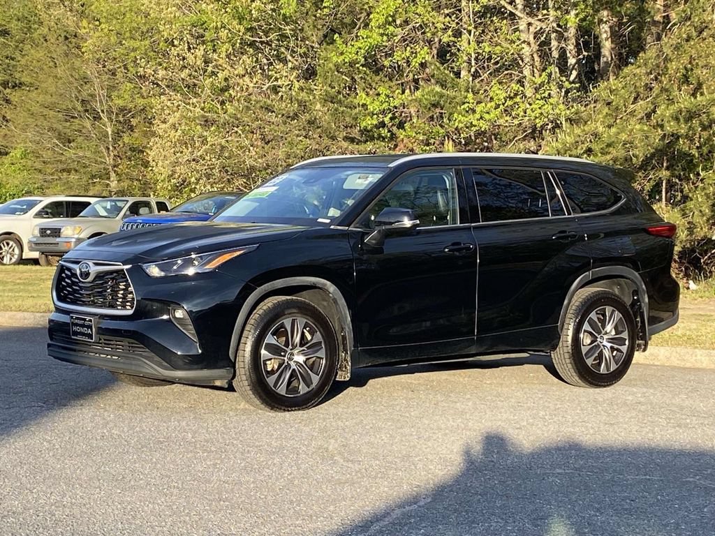 Used 2022 Toyota Highlander XLE AWD/4WD video 1