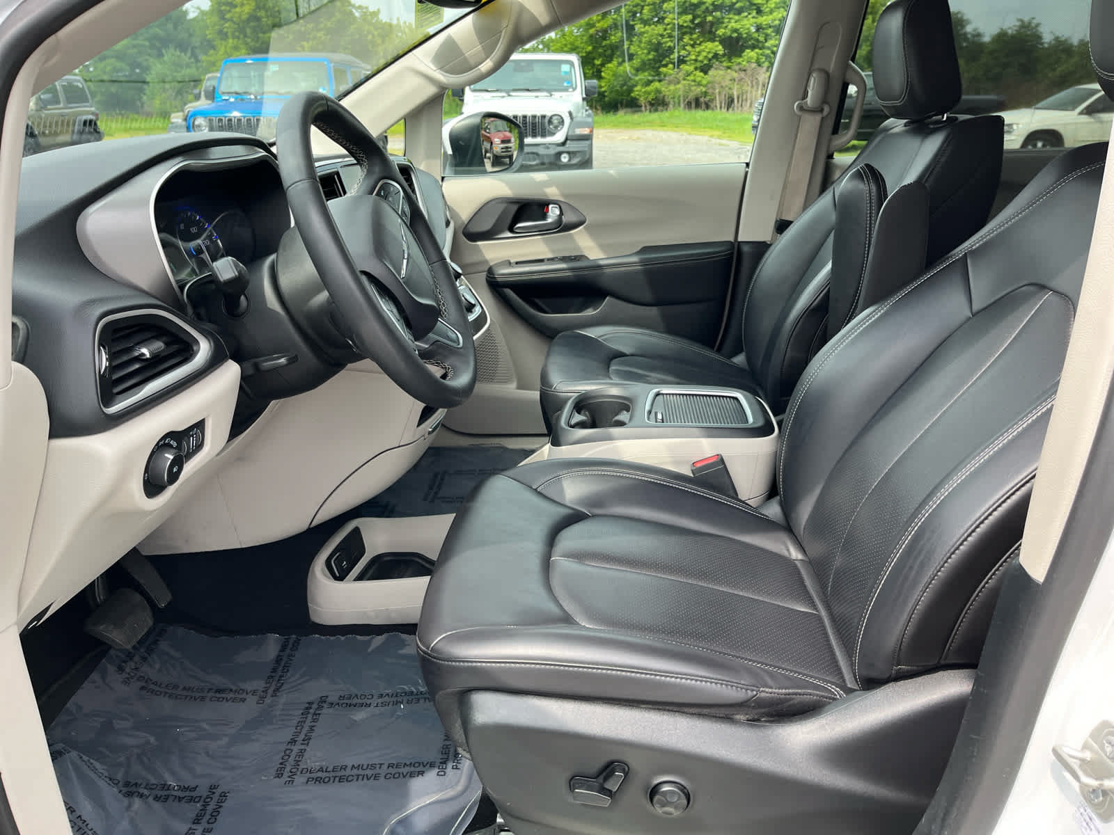 Used 2023 Chrysler Pacifica Touring-L FWD image 10