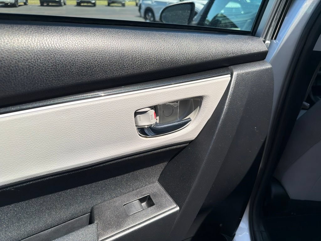 Used 2017 Toyota Corolla LE w/ Carpet Mat Package (TMS) FWD image 30