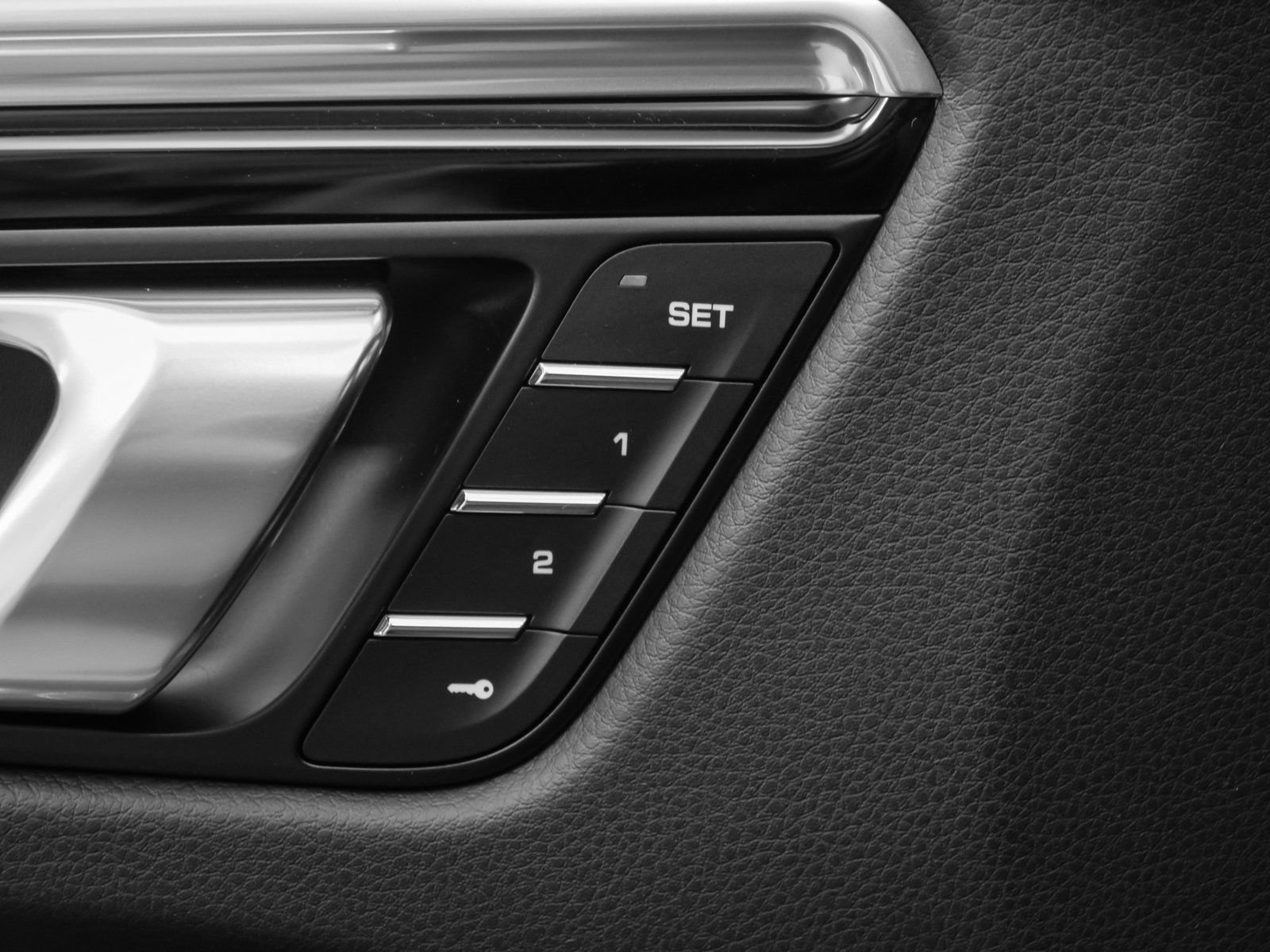 Certified 2025 Porsche Macan image 25