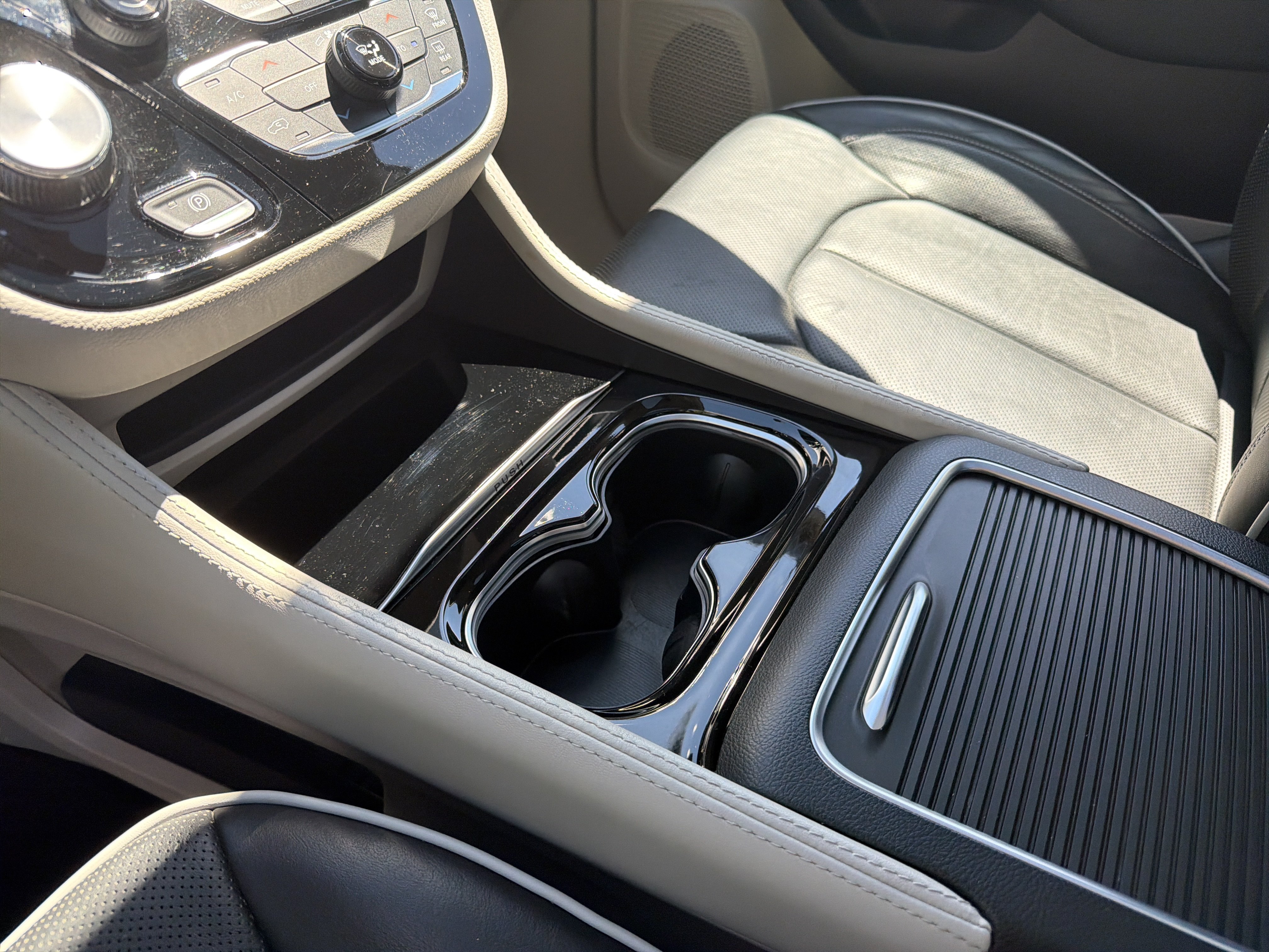 Used 2023 Chrysler Pacifica Limited FWD image 20