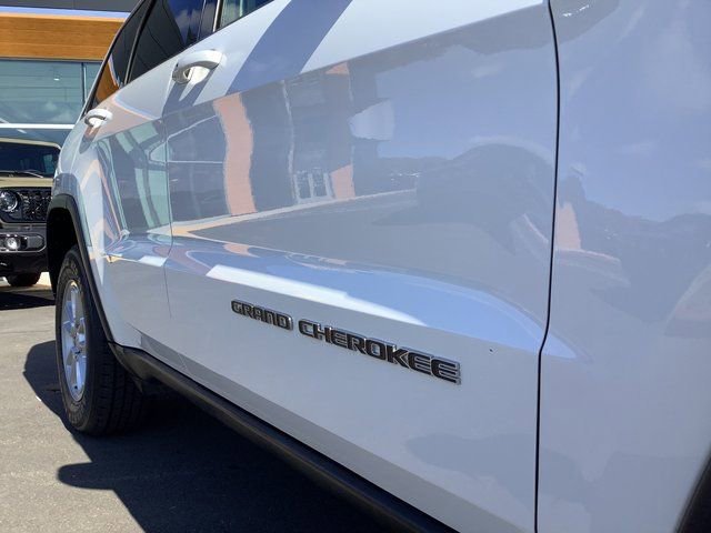 Used 2018 Jeep Grand Cherokee Laredo RWD image 40