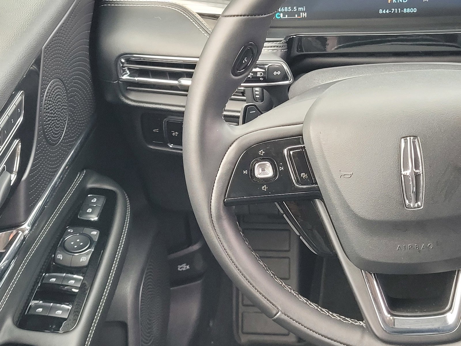 Used 2025 Lincoln Corsair FWD image 13