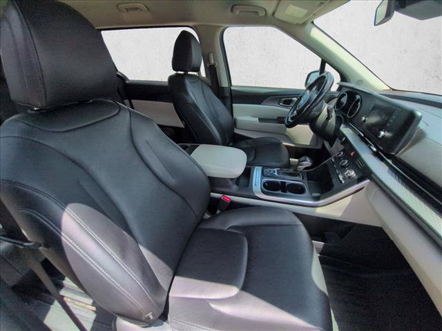 Used 2023 Kia Carnival LX FWD image 18