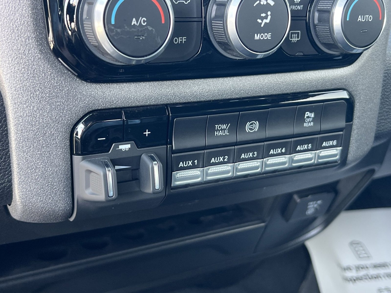 Used 2024 RAM 2500 Tradesman w/ Chrome Appearance Group image 30