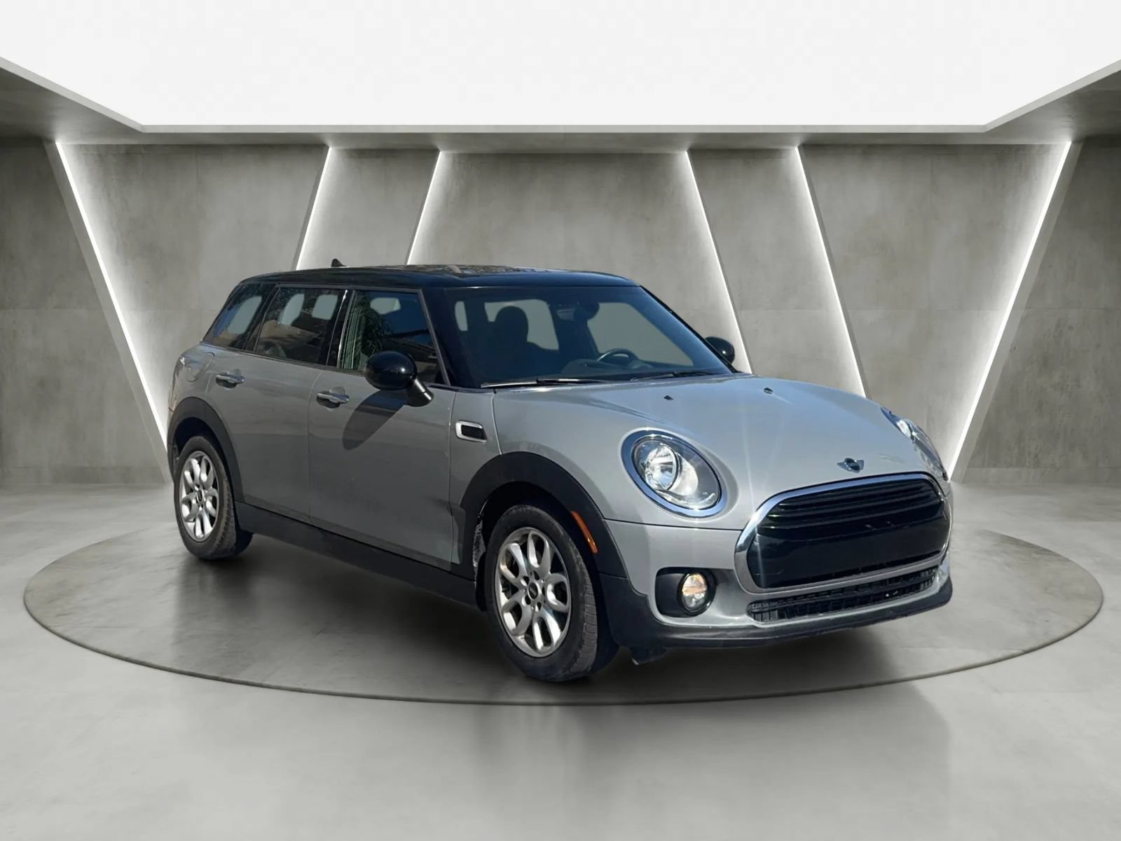 Used 2016 MINI Cooper Clubman FWD image 1