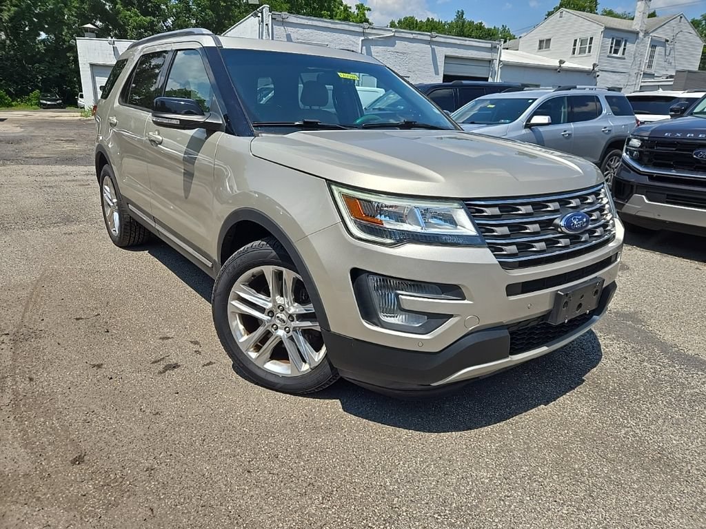 Used 2017 Ford Explorer XLT w/ Equipment Group 202A AWD/4WD image 3