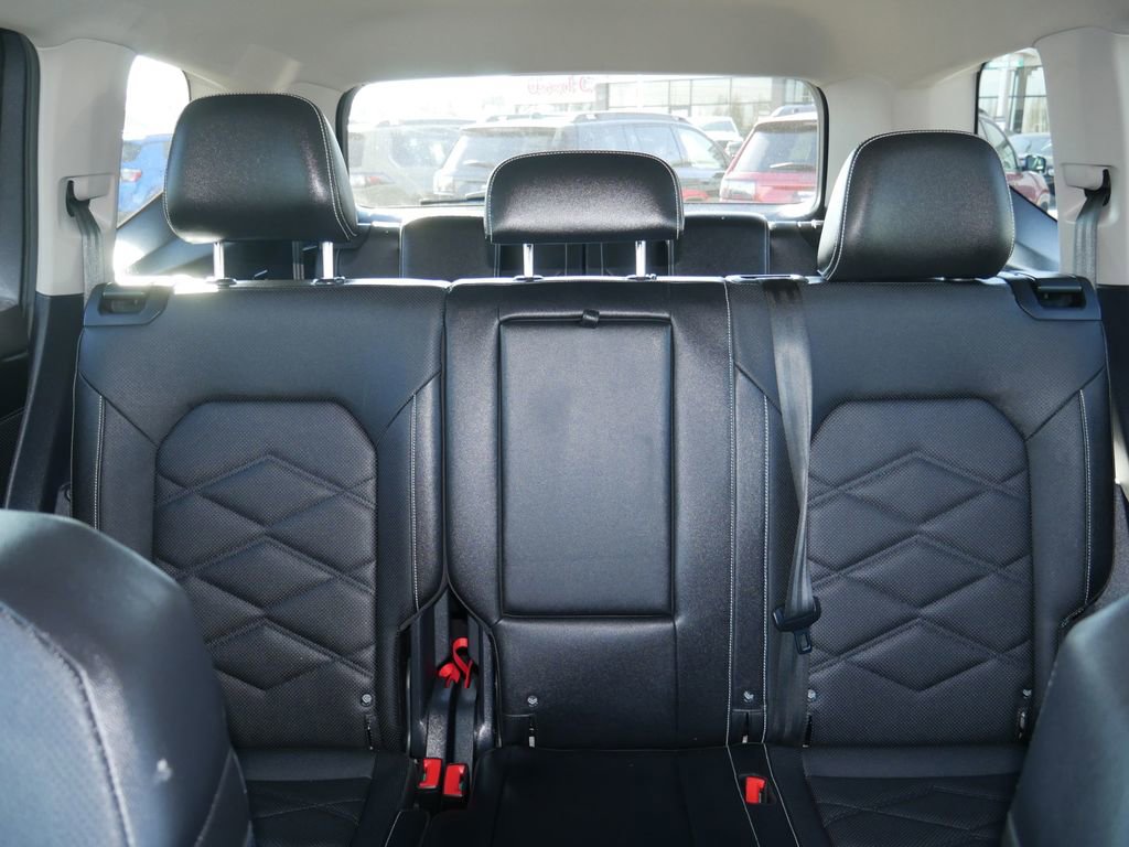 Used 2025 Volkswagen Atlas SE image 31