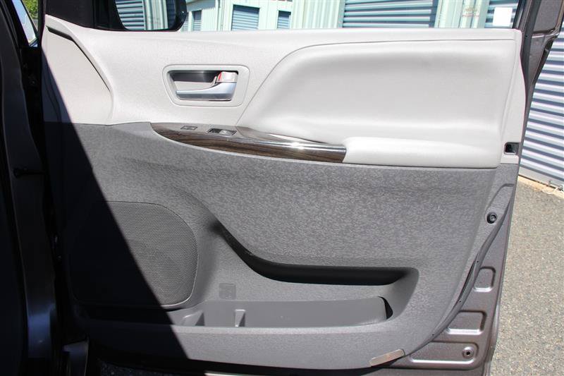 Used 2016 Toyota Sienna XLE w/ XLE Navigation Package FWD image 17
