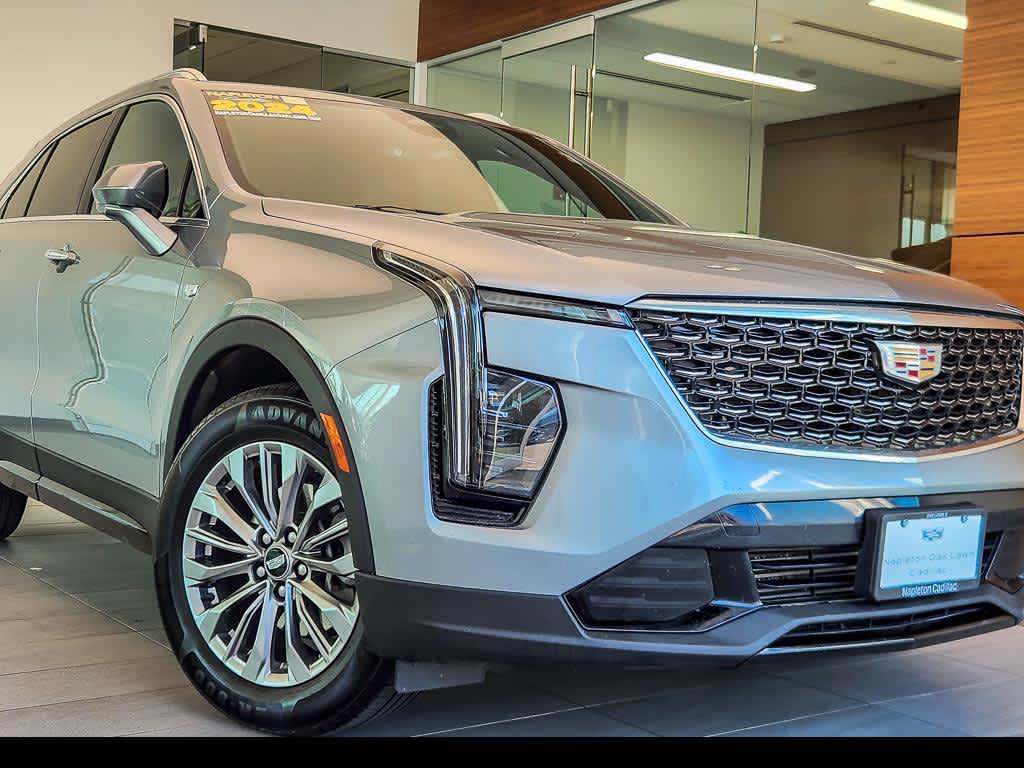 Used 2024 Cadillac XT4 Premium Luxury FWD image 2