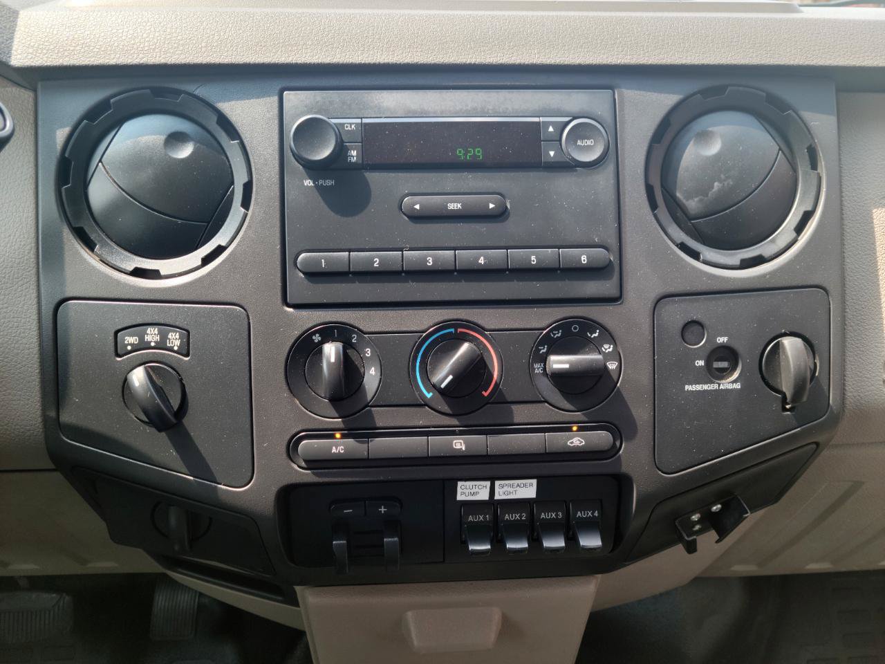 Used 2009 Ford F550 4x4 Regular Cab Super Duty image 10