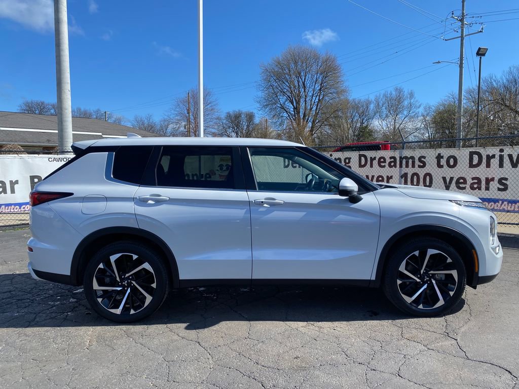 Used 2024 Mitsubishi Outlander SE AWD/4WD image 2