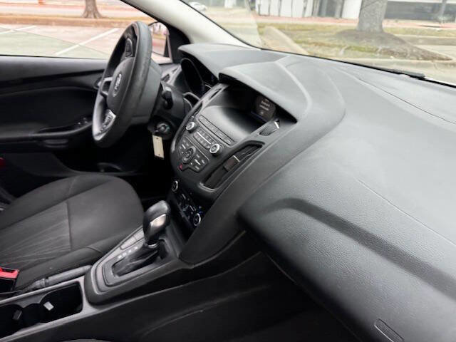 Used 2018 Ford Focus SE w/ SE Appearance Package image 25