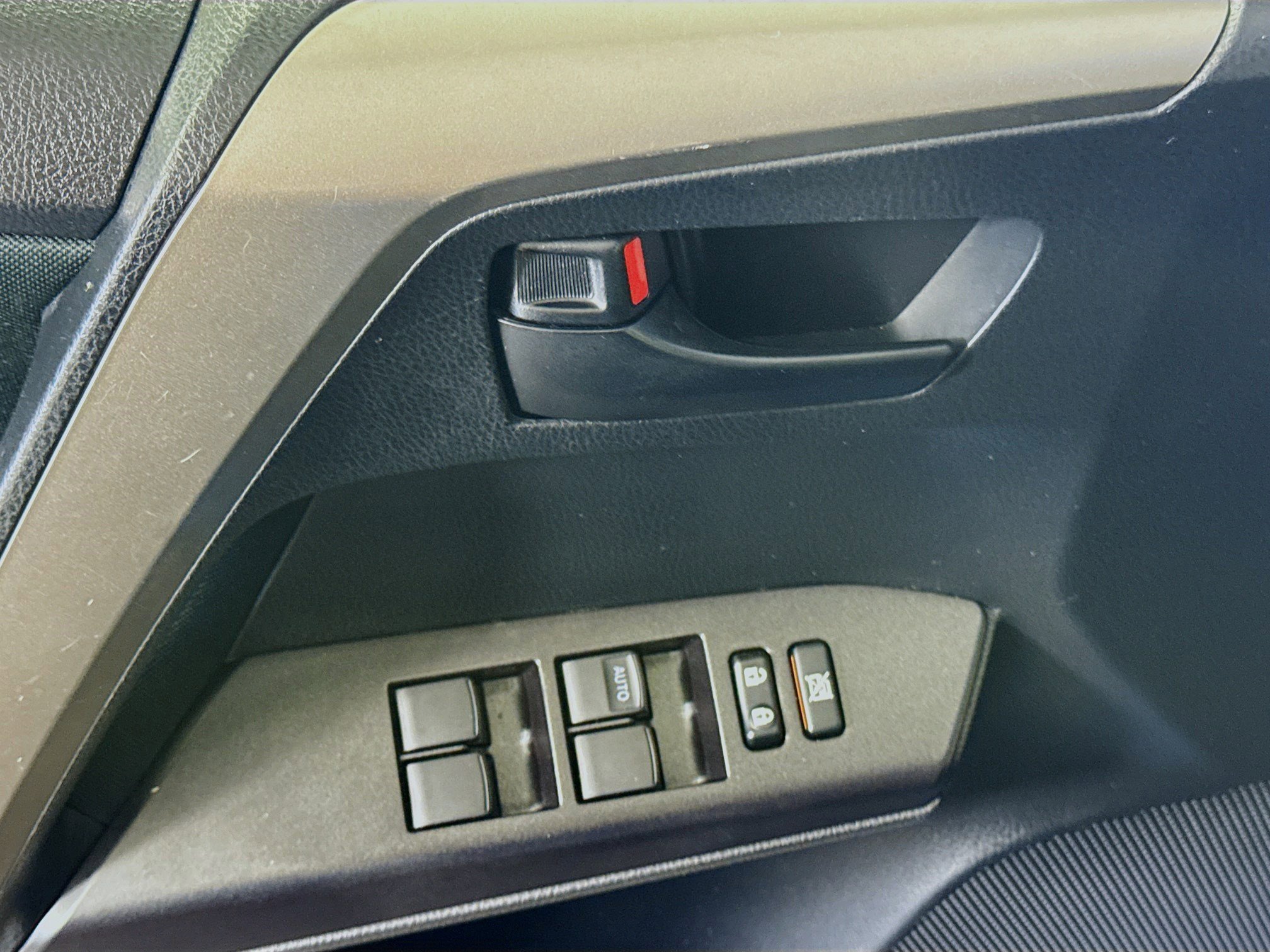 Used 2018 Toyota RAV4 LE image 23