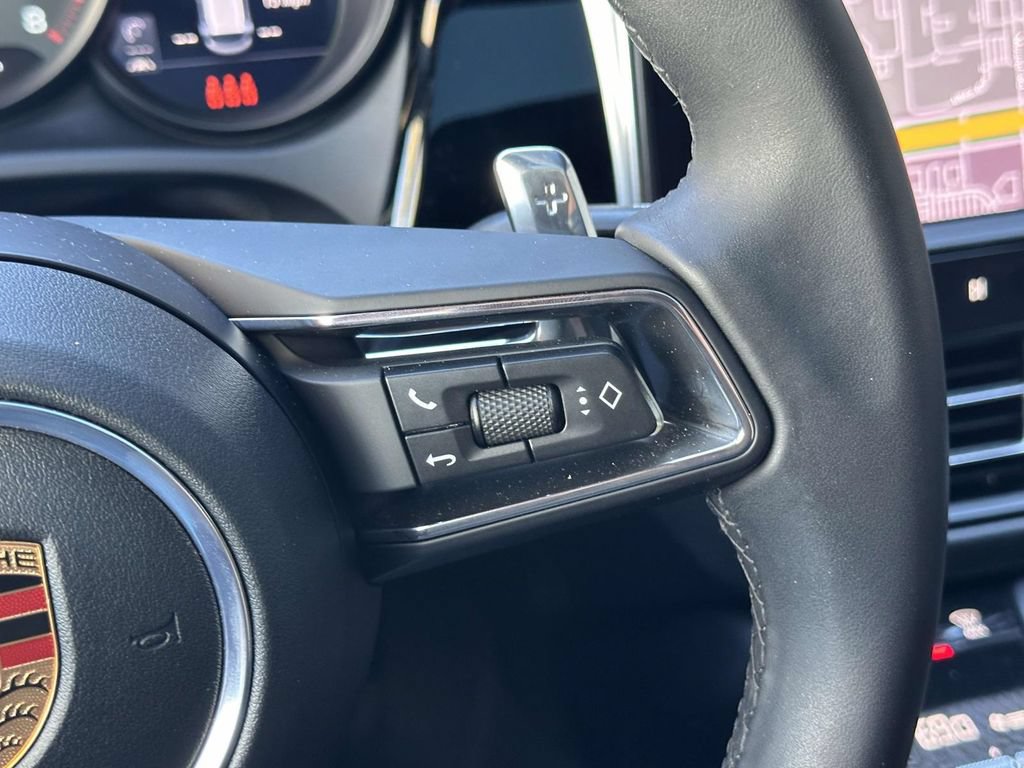 Certified 2025 Porsche Macan AWD/4WD image 22