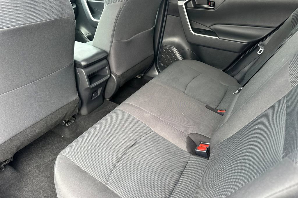 Used 2021 Toyota RAV4 LE FWD image 12