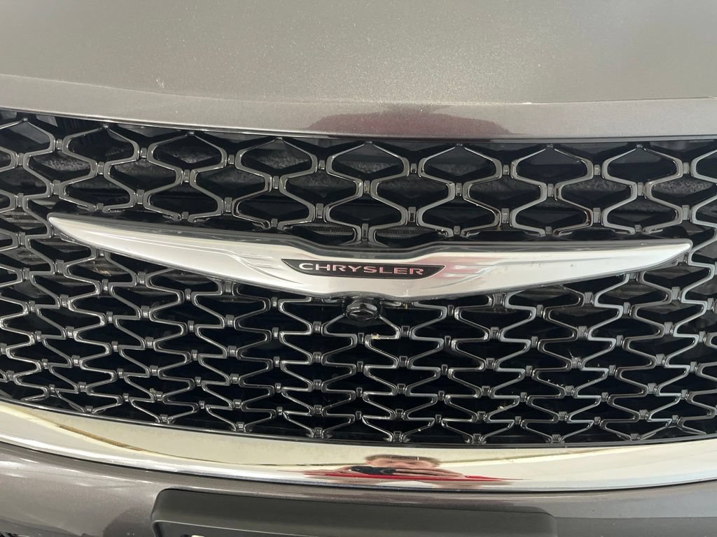 Used 2023 Chrysler Pacifica Limited FWD image 35
