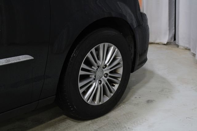 Used 2014 Chrysler Town & Country Touring-L w/ Driver Convenience Group image 24