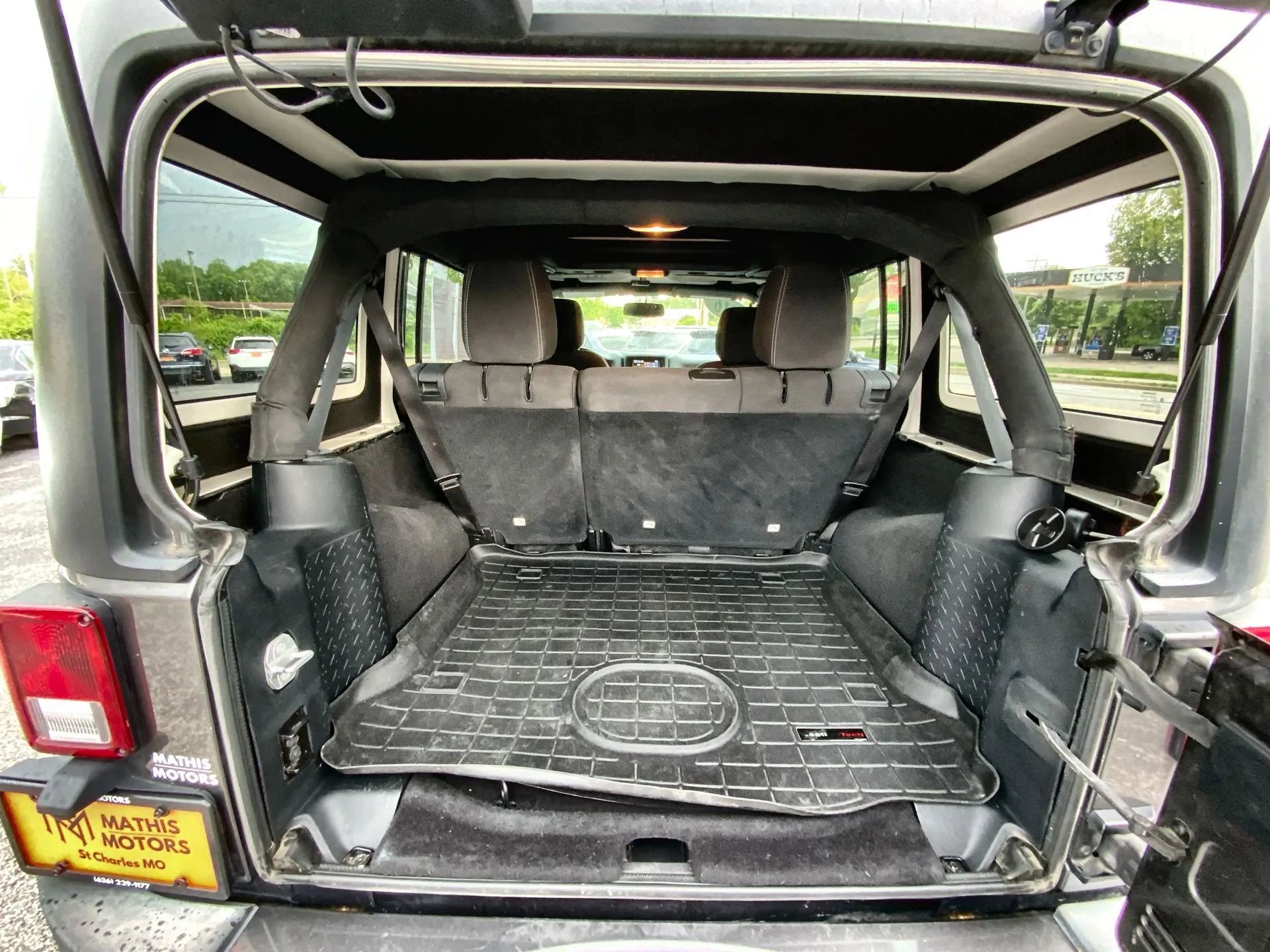 Used 2016 Jeep Wrangler Unlimited Sahara w/ Connectivity Group AWD/4WD image 19