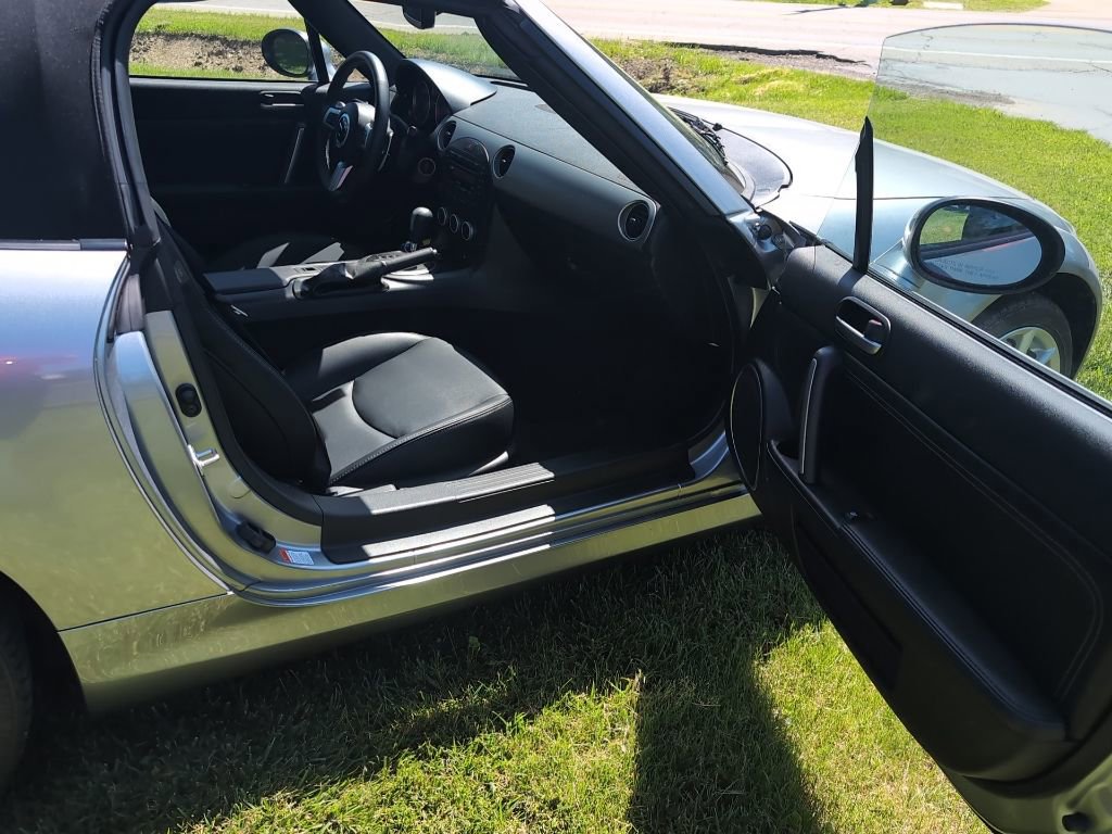 Used 2010 MAZDA MX-5 Miata Grand Touring w/ Premium Pkg RWD image 5