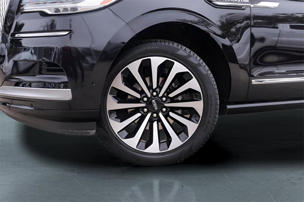 Used 2024 Lincoln Navigator L Reserve image 4