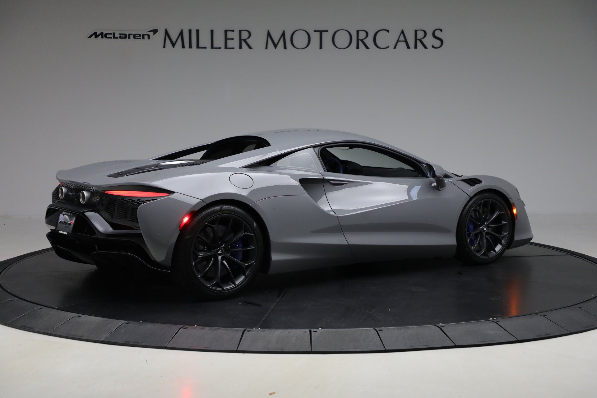Used 2023 McLaren Artura RWD image 8