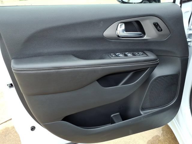 New 2027 Chrysler Pacifica Limited FWD image 21