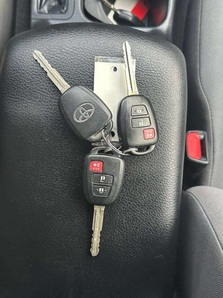 Used 2015 Toyota RAV4 LE image 28
