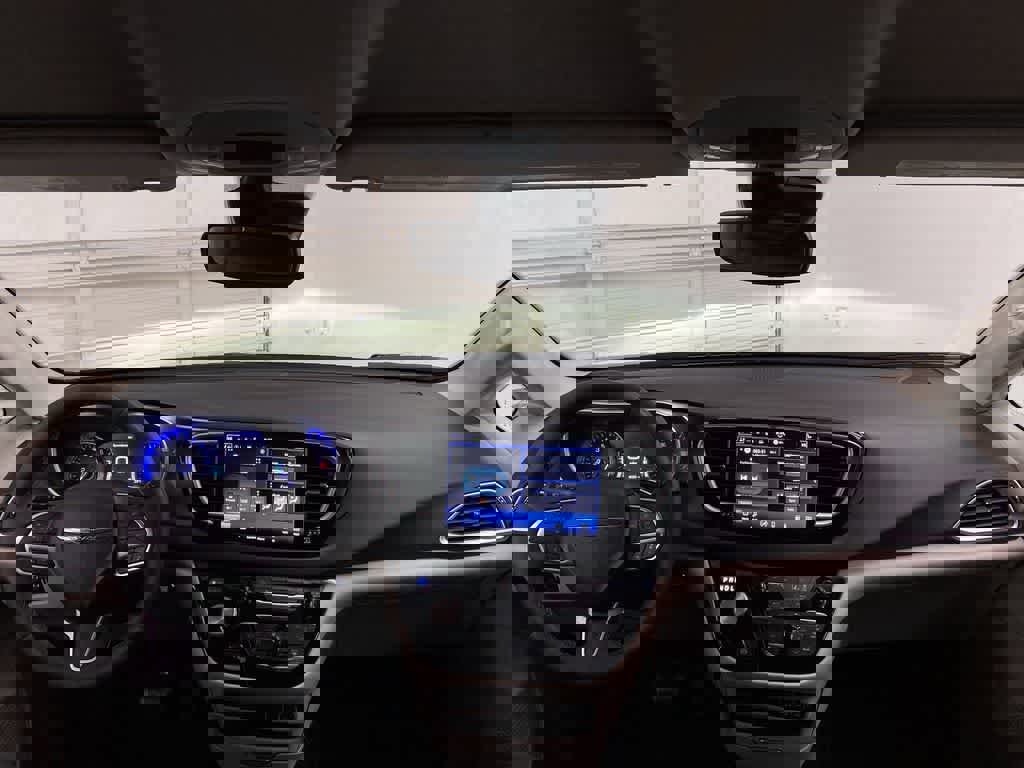 Used 2024 Chrysler Pacifica Touring-L image 12