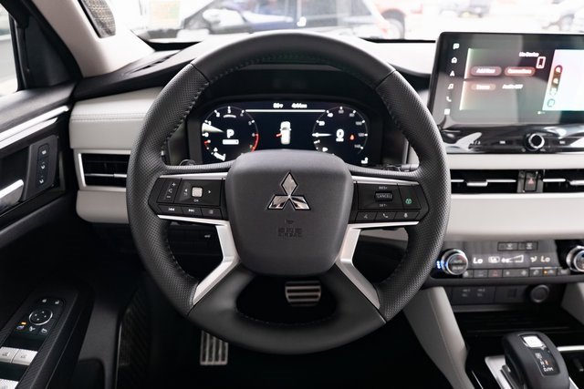 New 2025 Mitsubishi Outlander AWD image 13